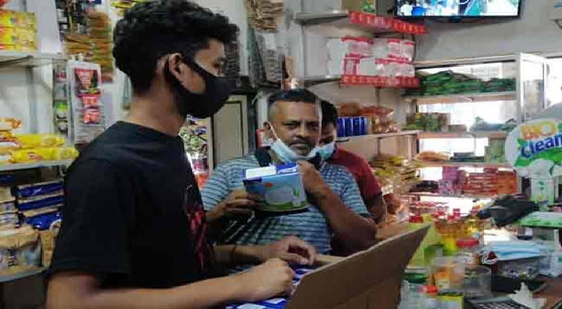 பலசரக்கு கடைகளை பரிசோதனை செய்ததில் பதுக்கி வைத்திருந்த பால்மா பாக்கெட்கள் மீட்பு 